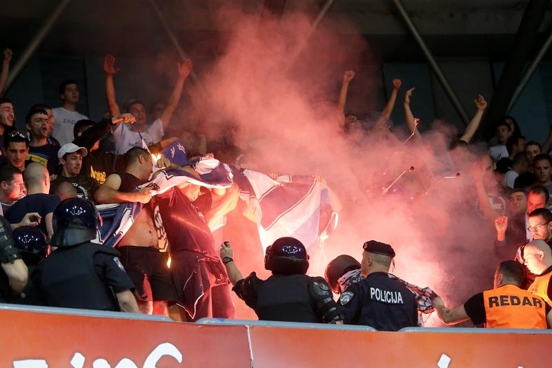 Intervencija policije na tribini s navijačima Zadra na utakmici Cibone i Zadra (80-71). Photo: Goran Stanzl/PIXSELL Intervencija policije na tribini s navijačima Zadra na utakmici Cibone i Zadra (80-71). Photo: Goran Stanzl/PIXSELL