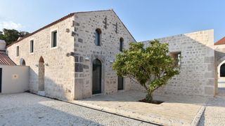 Han Maskovica izgradjen u 17. stoljecu i sluzio je u civilne svrhe kao svratiste, odmoriste i rezidencija. Objekt je izgradio Jusuf Maskovic, visoki dostojanstvenik na turskom dvoru, inace rodom iz Vrane ili iz Pakostana. Zapocet je u vrijeme izbijanja K Han Maskovica izgradjen u 17. stoljecu i sluzio je u civilne svrhe kao svratiste, odmoriste i rezidencija. Objekt je izgradio Jusuf Maskovic, visoki dostojanstvenik na turskom dvoru, inace rodom iz Vrane ili iz Pakostana. Zapocet je u vrijeme izbijanja K