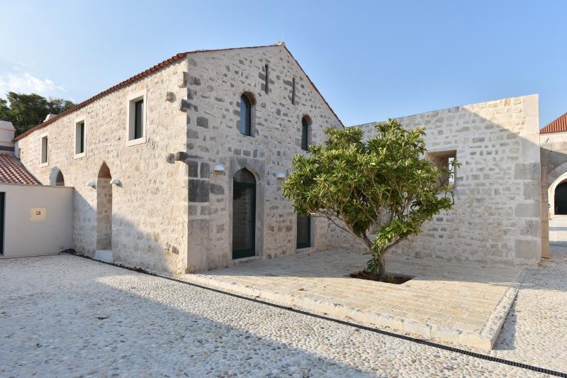 Han Maskovica izgradjen u 17. stoljecu i sluzio je u civilne svrhe kao svratiste, odmoriste i rezidencija. Objekt je izgradio Jusuf Maskovic, visoki dostojanstvenik na turskom dvoru, inace rodom iz Vrane ili iz Pakostana. Zapocet je u vrijeme izbijanja K Han Maskovica izgradjen u 17. stoljecu i sluzio je u civilne svrhe kao svratiste, odmoriste i rezidencija. Objekt je izgradio Jusuf Maskovic, visoki dostojanstvenik na turskom dvoru, inace rodom iz Vrane ili iz Pakostana. Zapocet je u vrijeme izbijanja K