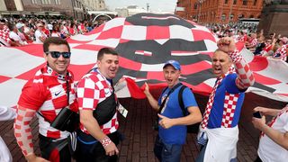 Hrvatski navijači u centru Moskve razvili divovsku zastavu Hrvatski navijači u centru Moskve razvili divovsku zastavu