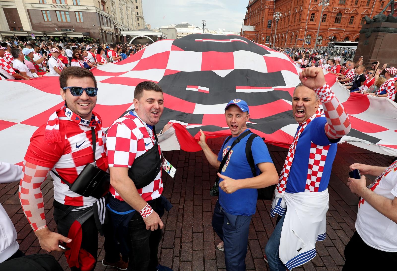 Hrvatski navijači u centru Moskve razvili divovsku zastavu Hrvatski navijači u centru Moskve razvili divovsku zastavu