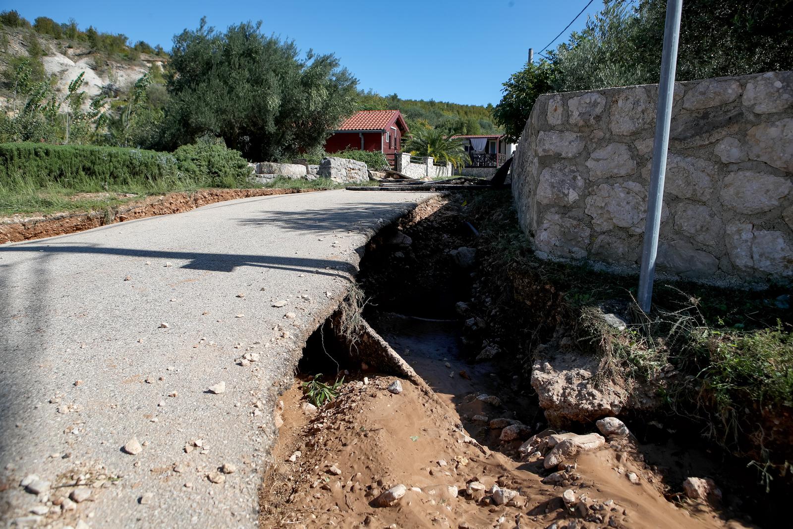 Katastrofalne posljedice bujične poplave u Mekoj Dragi Katastrofalne posljedice bujične poplave u Mekoj Dragi