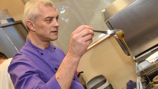 Zadar – Na prezentaciji u Impact centru Kuhar Renato Kraljev pripremao je zajedno s ucenicima tri slana i tri slatka jela s jagodama. Projektom se zeli povecati interes za uzgoj i konzumaciju jagoda u Zadarskoj zupaniji. Photo: Dino Stanin/PIXSELL Autor