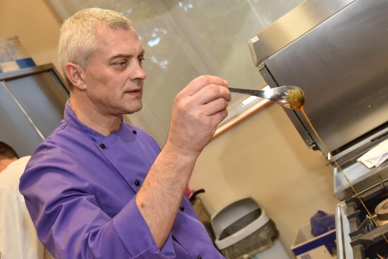 Zadar – Na prezentaciji u Impact centru Kuhar Renato Kraljev pripremao je zajedno s ucenicima tri slana i tri slatka jela s jagodama. Projektom se zeli povecati interes za uzgoj i konzumaciju jagoda u Zadarskoj zupaniji. Photo: Dino Stanin/PIXSELL Autor