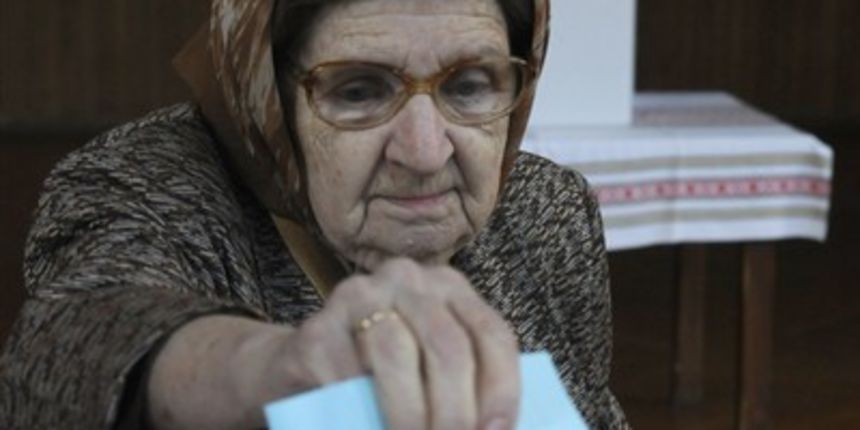 Starica na biralištu (Foto: Marko Miščević/Cropix)