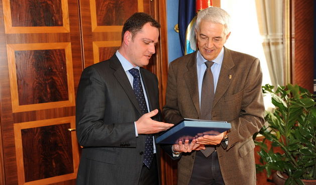 Zadar, 250210.
Danas je u gradskoj vjecnici Grada Zadra zamjenik gradonacelnika Darko Kasap sa suradnicima primio u posjet glavnog tajnika FIBE g. Nara Zanolina.
Na fotografiji: dogradonacelnik grada Zadra dariva g. Nara Zanolina.
Foto: Andrija Lucic / CR