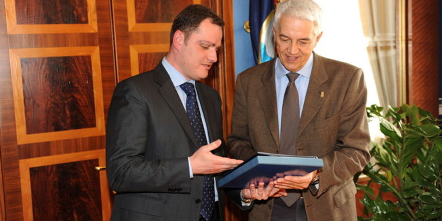 Zadar, 250210.
Danas je u gradskoj vjecnici Grada Zadra zamjenik gradonacelnika Darko Kasap sa suradnicima primio u posjet glavnog tajnika FIBE g. Nara Zanolina.
Na fotografiji: dogradonacelnik grada Zadra dariva g. Nara Zanolina.
Foto: Andrija Lucic / CR Zadar, 250210.
Danas je u gradskoj vjecnici Grada Zadra zamjenik gradonacelnika Darko Kasap sa suradnicima primio u posjet glavnog tajnika FIBE g. Nara Zanolina.
Na fotografiji: dogradonacelnik grada Zadra dariva g. Nara Zanolina.
Foto: Andrija Lucic / CR