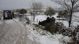 Vozač ozlijeđen prilikom slijetanja s ceste i prevrtanja na krov