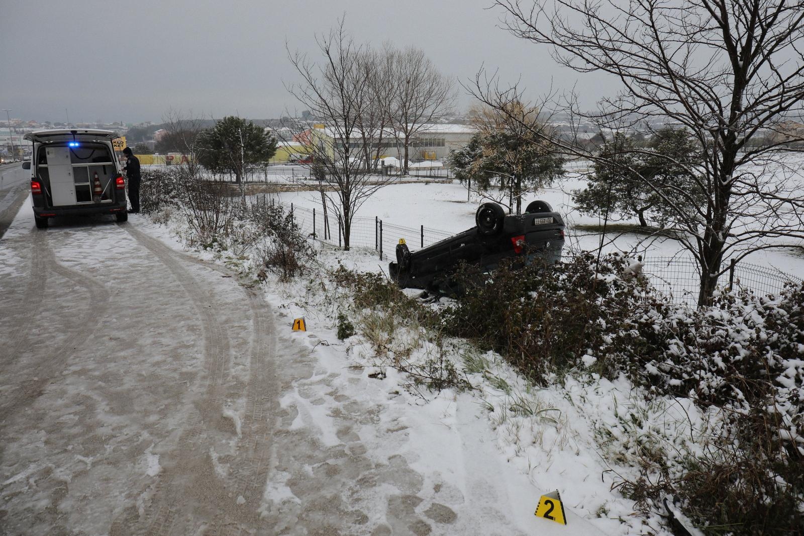 Vozač ozlijeđen prilikom slijetanja s ceste i prevrtanja na krov