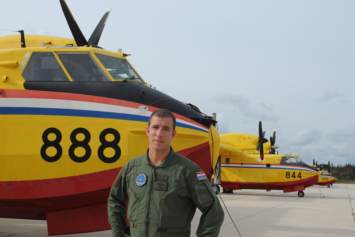 Posade dvaju Canadiara vratili se s uspješne misije u sjevernoj Italiji Posade dvaju Canadiara vratili se s uspješne misije u sjevernoj Italiji