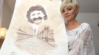 Marina Tomašević crnim vinom slika portrete svojih kolega sa estrade Marina Tomašević crnim vinom slika portrete svojih kolega sa estrade