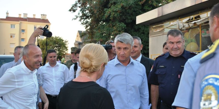 Predsjednica Kolinda Grabar Kitarović i župan Božidar Longin u Benkovcu razgovarali o požarima u Zadarskoj županiji Predsjednica Kolinda Grabar Kitarović i župan Božidar Longin u Benkovcu razgovarali o požarima u Zadarskoj županiji