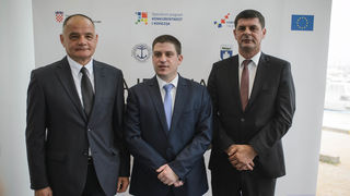 Ministar Oleg Butković potpisao ugovore za izgradnju trajektne luke Tkon i sanaciju luka Turanj, Mandre i Petrčane Ministar Oleg Butković potpisao ugovore za izgradnju trajektne luke Tkon i sanaciju luka Turanj, Mandre i Petrčane