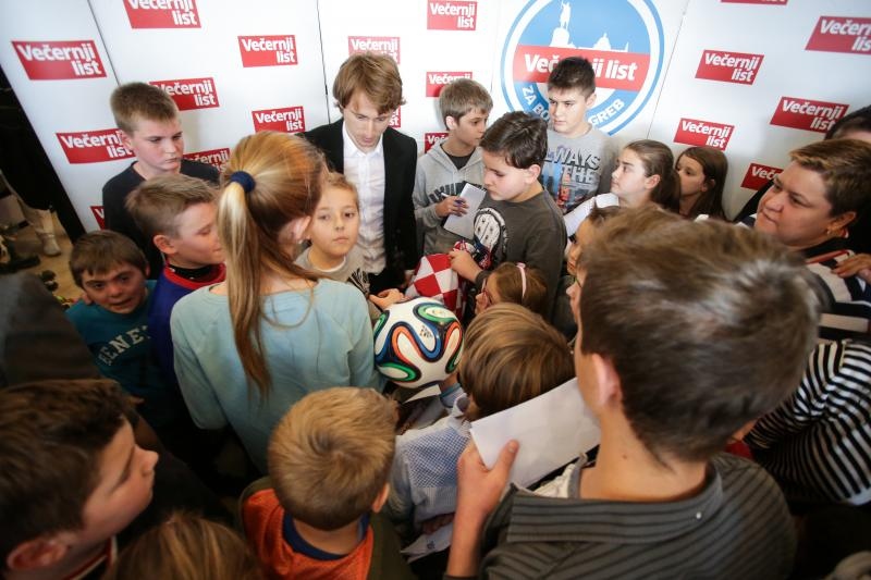 Luki Modriću u dječjoj bolnici u Klaićevoj uručena nagrada nogometaša godine, Photo: Petar Glebov/PIXSELL Luki Modriću u dječjoj bolnici u Klaićevoj uručena nagrada nogometaša godine, Photo: Petar Glebov/PIXSELL