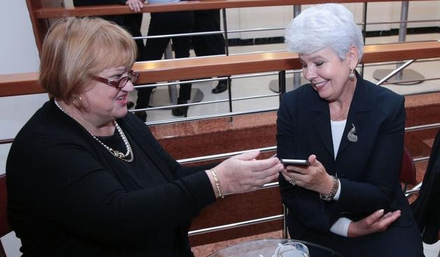 Anka Mrak Taritas i Jadranka Kosor, politicarke koje intezivno koriste Twiter, nakon duzeg dogovaranja, i kako same kazu nakon mnogih pokusaja da ih se zavadi, nasle su se u saborskom kaficu na kavi. Photo: Patrik Macek/PIXSELL