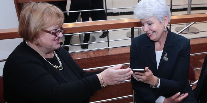 Anka Mrak Taritas i Jadranka Kosor, politicarke koje intezivno koriste Twiter, nakon duzeg dogovaranja, i kako same kazu nakon mnogih pokusaja da ih se zavadi, nasle su se u saborskom kaficu na kavi. Photo: Patrik Macek/PIXSELL