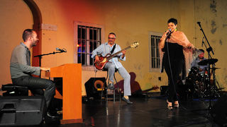 Zadar, 26.07.2013. snimio: Nenad Marčev
bossa nova
CATIA WERNECK QUARTET (BRA-FR)
CATIA WERNECK – vocal
VINCENT BIDAL – piano
LUKMIL PEREZ HERRERA – drums
RENATO ŠVORINIĆ – bass giuitar
Dvorište Providurove palače Zadar, 26.07.2013. snimio: Nenad Marčev
bossa nova
CATIA WERNECK QUARTET (BRA-FR)
CATIA WERNECK – vocal
VINCENT BIDAL – piano
LUKMIL PEREZ HERRERA – drums
RENATO ŠVORINIĆ – bass giuitar
Dvorište Providurove palače