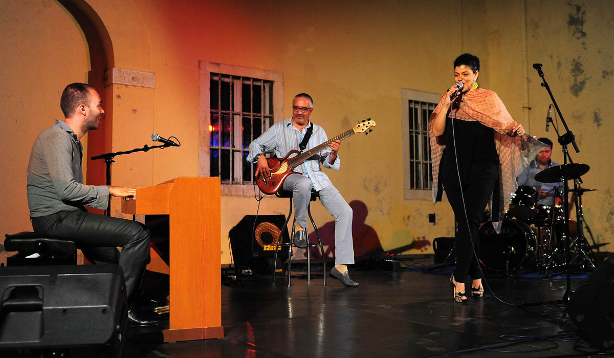 Zadar, 26.07.2013. snimio: Nenad Marčev
bossa nova
CATIA WERNECK QUARTET (BRA-FR)
CATIA WERNECK – vocal
VINCENT BIDAL – piano
LUKMIL PEREZ HERRERA – drums
RENATO ŠVORINIĆ – bass giuitar
Dvorište Providurove palače Zadar, 26.07.2013. snimio: Nenad Marčev
bossa nova
CATIA WERNECK QUARTET (BRA-FR)
CATIA WERNECK – vocal
VINCENT BIDAL – piano
LUKMIL PEREZ HERRERA – drums
RENATO ŠVORINIĆ – bass giuitar
Dvorište Providurove palače