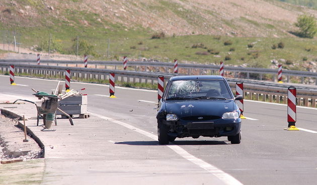 Brinje, 070511.Na 115. km autoceste A1 u smjeru juga kod Brinja oko 9 sati doslo je do teske nesrece u kojoj je stradao radnik zagrebackog poduzeca Ad Ar Bur, Zeljko J. iz Petrinje koji je tamo izvodio radove, na njega je naletio pijani vozac Forda nakon