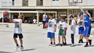 Povodom 20. godisnjice smrti kosarkaskog velikana Krese Cosica, uz humanitarnu prodaju proizvoda po simbolicnima cijenama na Forumu je organizirana izlozba njegovih fotografija, a najmladji su sudjelovali u kosarkaskom turniru. Ljerka Cosic s obitelji. Ph Povodom 20. godisnjice smrti kosarkaskog velikana Krese Cosica, uz humanitarnu prodaju proizvoda po simbolicnima cijenama na Forumu je organizirana izlozba njegovih fotografija, a najmladji su sudjelovali u kosarkaskom turniru. Ljerka Cosic s obitelji. Ph