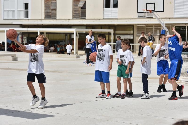 Povodom 20. godisnjice smrti kosarkaskog velikana Krese Cosica, uz humanitarnu prodaju proizvoda po simbolicnima cijenama na Forumu je organizirana izlozba njegovih fotografija, a najmladji su sudjelovali u kosarkaskom turniru. Ljerka Cosic s obitelji. Ph Povodom 20. godisnjice smrti kosarkaskog velikana Krese Cosica, uz humanitarnu prodaju proizvoda po simbolicnima cijenama na Forumu je organizirana izlozba njegovih fotografija, a najmladji su sudjelovali u kosarkaskom turniru. Ljerka Cosic s obitelji. Ph