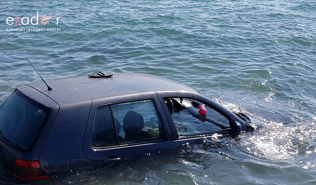 Divljao golfom po Brodarici pa završio u moru kod HAZU-a