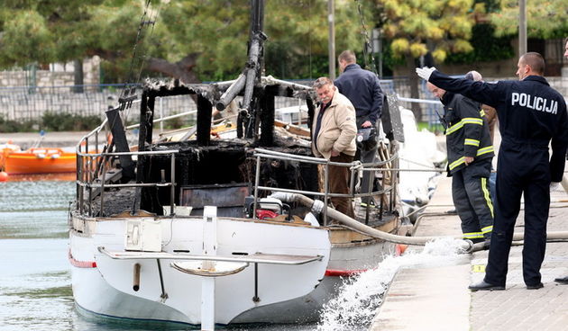Zadar, 220412.
Nocas oko 1.30 sati u blizini marine u Zadru izgorio je drveni brod velicine 11.3 metra. Ocevid je u tijeku.
Foto: Andrija Lucic / CROPIX