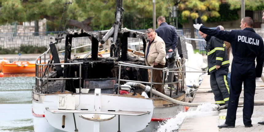 Zadar, 220412.
Nocas oko 1.30 sati u blizini marine u Zadru izgorio je drveni brod velicine 11.3 metra. Ocevid je u tijeku.
Foto: Andrija Lucic / CROPIX