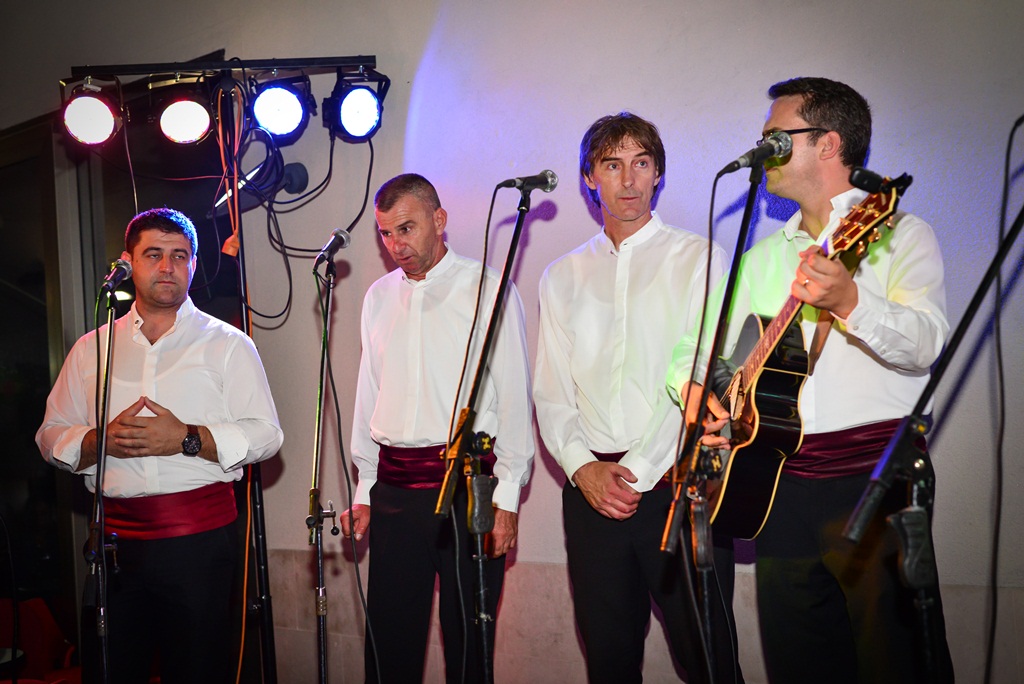 Klapa Contra oduševila u Teatro Baru i Zlatnom kutiću. Foto: Iva Perinčić Klapa Contra oduševila u Teatro Baru i Zlatnom kutiću. Foto: Iva Perinčić