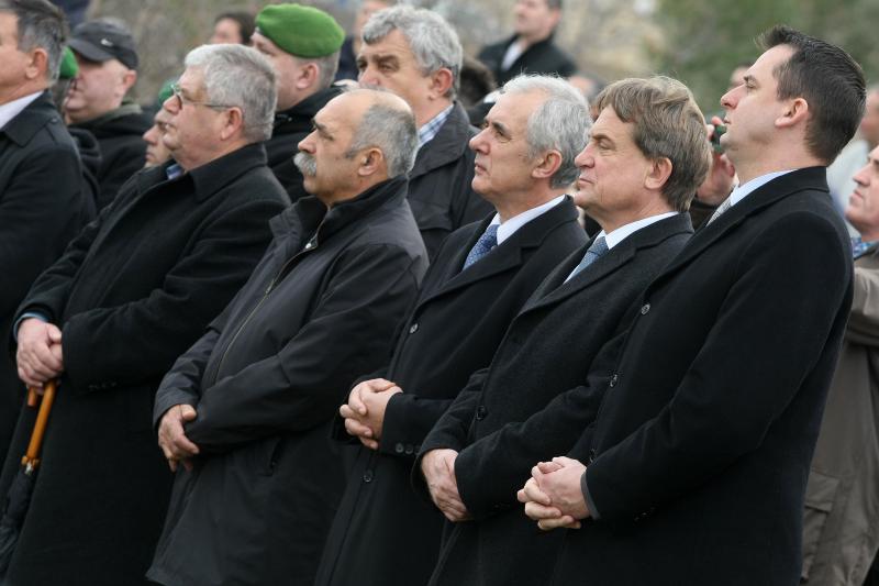 Polaganjem vijenaca na središnjem križu, u Novigradu je obilježena obljetnica pogibije članova HRM-a i Druge gardijske brigade za vrijeme akcije Maslenica. Photo: Dino Stanin/PIXSELL Polaganjem vijenaca na središnjem križu, u Novigradu je obilježena obljetnica pogibije članova HRM-a i Druge gardijske brigade za vrijeme akcije Maslenica. Photo: Dino Stanin/PIXSELL