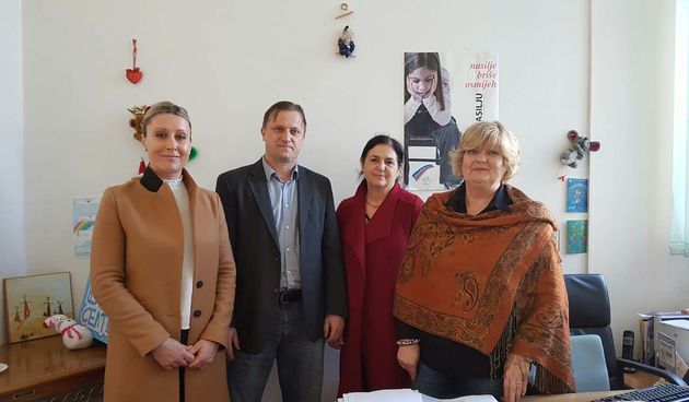 dr. Branko Dukić, u pratnji predstavnica Zajednice žena HDZ-a Katarina Zrinski, Nevenke Marinović i Ive Dunatov, posjetio je  Udrugu “Duga”