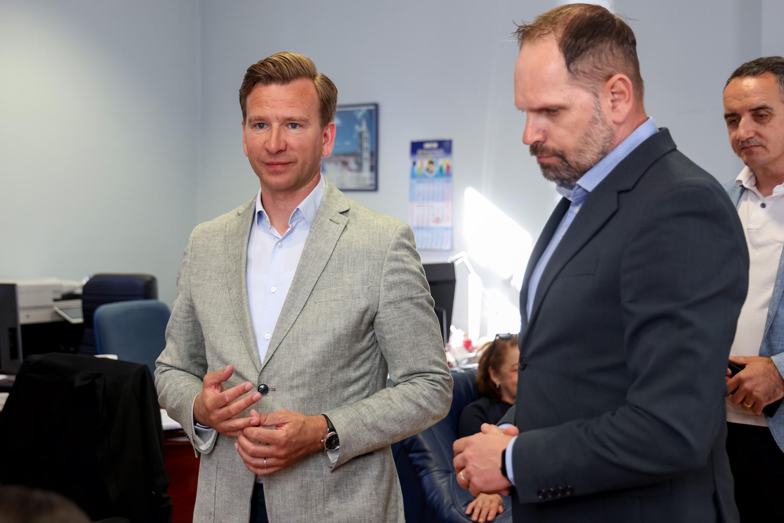 Predaja županijske liste HDZ-a i kandidat za župana Josip Bilaver Predaja županijske liste HDZ-a i kandidat za župana Josip Bilaver