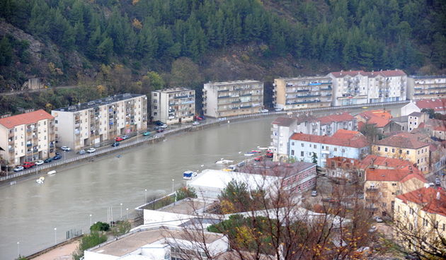 Zadar, 021210.
Nabujala rijeka Zrmanja zaprjetila je kucama a neke su i poplavile kao Dom kulture u Obrovcu. 
Na fotografiji: nabujala rijeka Zrmanja.
Foto: Andrija Lucic / Cropix