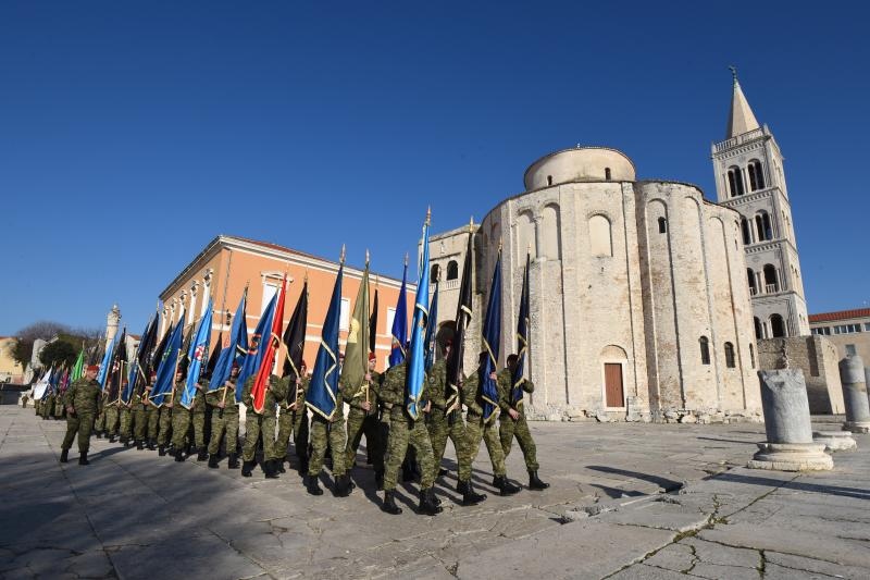 Mimohod postrojbi sudionica VRO Maslenica ulicama Zadra u povodu 24. obljetnice Mimohod postrojbi sudionica VRO Maslenica ulicama Zadra u povodu 24. obljetnice