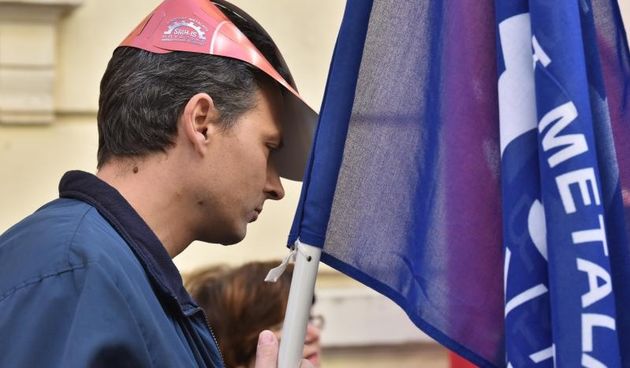 Radnici SAS Vektor-a odrzali su prosvjed ispred zgrade Doma SSSH zbog neisplacenih placa i otpremnina. Na prosvjednom skupu bio je i predsjednik Sindikata metalaca Hrvatske Vedran Dragicevic. Photo: Dino Stanin/PIXSELL