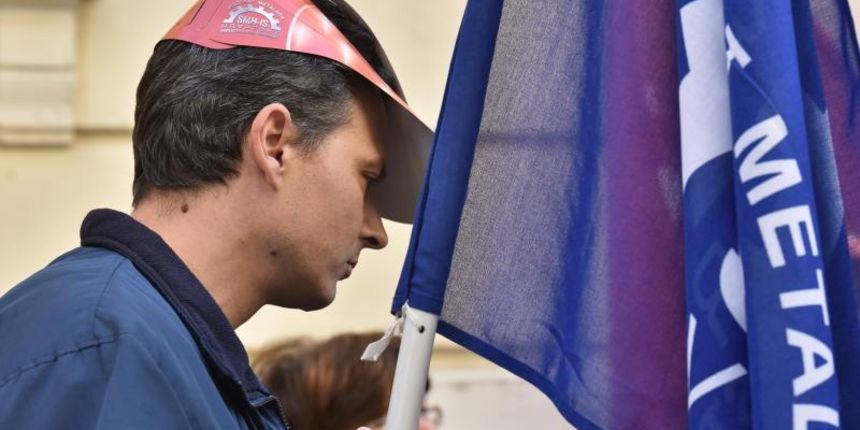 Radnici SAS Vektor-a odrzali su prosvjed ispred zgrade Doma SSSH zbog neisplacenih placa i otpremnina. Na prosvjednom skupu bio je i predsjednik Sindikata metalaca Hrvatske Vedran Dragicevic. Photo: Dino Stanin/PIXSELL