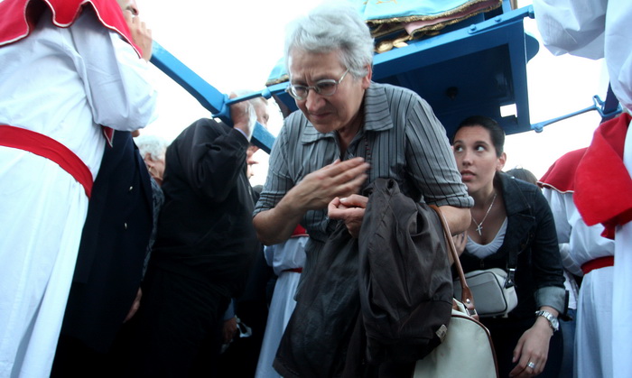 Zadar, 110512.
Blagdan gospe Loretske slavi se u zadarskom naselju Arbanasi. Nakon svecanog misnog slavlja u vecernjim satima krece procesija po naselju koju predvodi zadarski nadbiskup Zelimir Puljic.
Na fotografiji: proci ispod gospe znaci srecu.
Foto: Zadar, 110512.
Blagdan gospe Loretske slavi se u zadarskom naselju Arbanasi. Nakon svecanog misnog slavlja u vecernjim satima krece procesija po naselju koju predvodi zadarski nadbiskup Zelimir Puljic.
Na fotografiji: proci ispod gospe znaci srecu.
Foto: