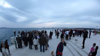 04.04.2014., Zadar – Australac Jason Grdovich zaprosio je svoju djevojku na Morskim Orguljama nakon devet godina veze, a cinu su svjedocili popularni pjevac Mladen Grdovic, gradonacelnik Bozidar Kalmeta, predsjednik zadarske TZ Zvonko Supe te mnogi medi