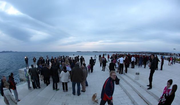 04.04.2014., Zadar – Australac Jason Grdovich zaprosio je svoju djevojku na Morskim Orguljama nakon devet godina veze, a cinu su svjedocili popularni pjevac Mladen Grdovic, gradonacelnik Bozidar Kalmeta, predsjednik zadarske TZ Zvonko Supe te mnogi medi