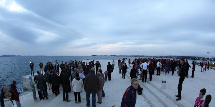 04.04.2014., Zadar – Australac Jason Grdovich zaprosio je svoju djevojku na Morskim Orguljama nakon devet godina veze, a cinu su svjedocili popularni pjevac Mladen Grdovic, gradonacelnik Bozidar Kalmeta, predsjednik zadarske TZ Zvonko Supe te mnogi medi