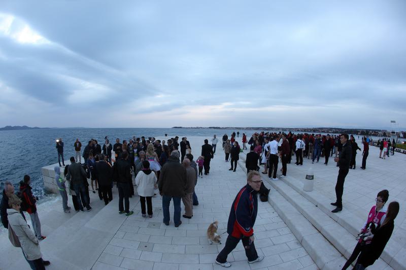 04.04.2014., Zadar – Australac Jason Grdovich zaprosio je svoju djevojku na Morskim Orguljama nakon devet godina veze, a cinu su svjedocili popularni pjevac Mladen Grdovic, gradonacelnik Bozidar Kalmeta, predsjednik zadarske TZ Zvonko Supe te mnogi medi