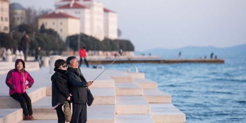 KOrejski turisti rade selfije na Morskim orguljama. Foto. Dino Stanin/PIXSELL