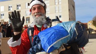 Djedice Mrazovi spustili se padobranom na Forum