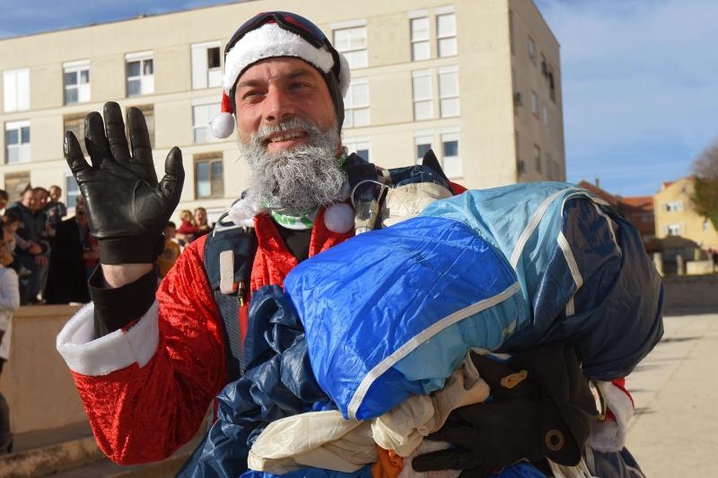 Djedice Mrazovi spustili se padobranom na Forum