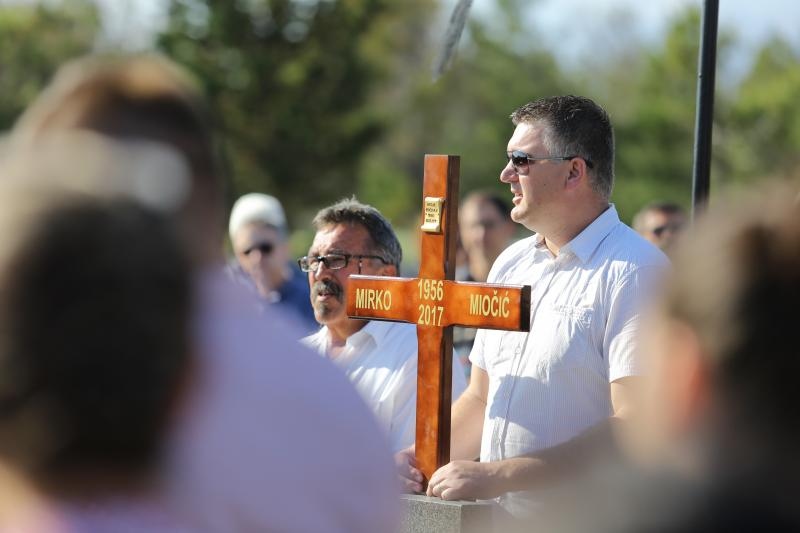 Mirko Miočić ispraćen na posljednji počinak na mjesnom groblju u Rtini Mirko Miočić ispraćen na posljednji počinak na mjesnom groblju u Rtini