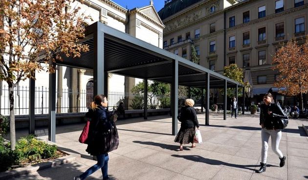 Terasa kafica iz Cvjetnog prolaza za koju je gradonacelnik najavio da ce se rastaviti. Na terasi vise nisu zavezani bicikli niti stoje poruke ogorcenih gradjana. Photo: Marko Lukunic/PIXSELL