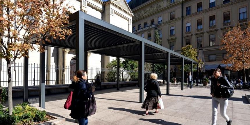 Terasa kafica iz Cvjetnog prolaza za koju je gradonacelnik najavio da ce se rastaviti. Na terasi vise nisu zavezani bicikli niti stoje poruke ogorcenih gradjana. Photo: Marko Lukunic/PIXSELL