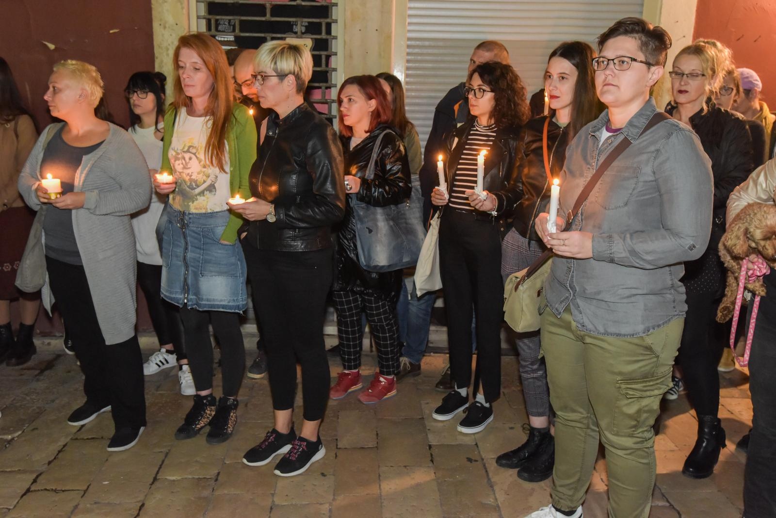 Klub studenata Antifijaka organizirao mirni prosvijed ispred Županijskog suda u Zadru