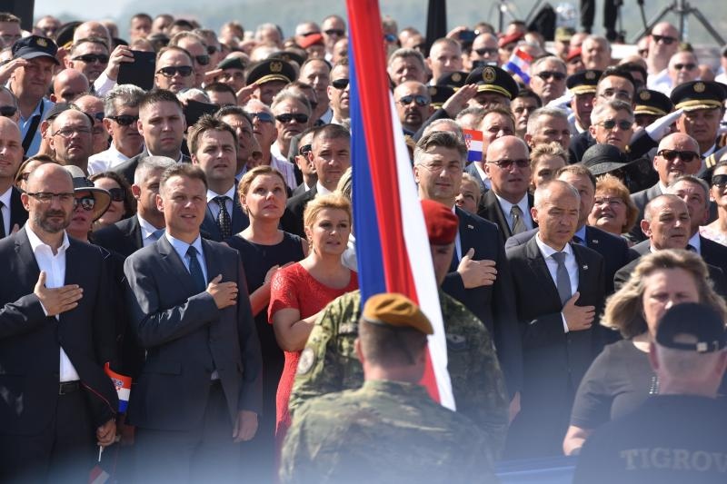 Uz zvukove hime “Lijepa naša” podignuta je zastava Republike Hrvatske na Kninskoj tvrđavi Uz zvukove hime “Lijepa naša” podignuta je zastava Republike Hrvatske na Kninskoj tvrđavi