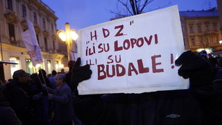 Zagreb, 020311. 
Novi, cetvrti po redu, protuvladin prosvjed tzv. facebook grupe zapoceo je veceras na Cvjetnom trgu. 
Na fotografiji: prosvjednici s transparentom.
Foto: Davor Pongracic / CROPIX